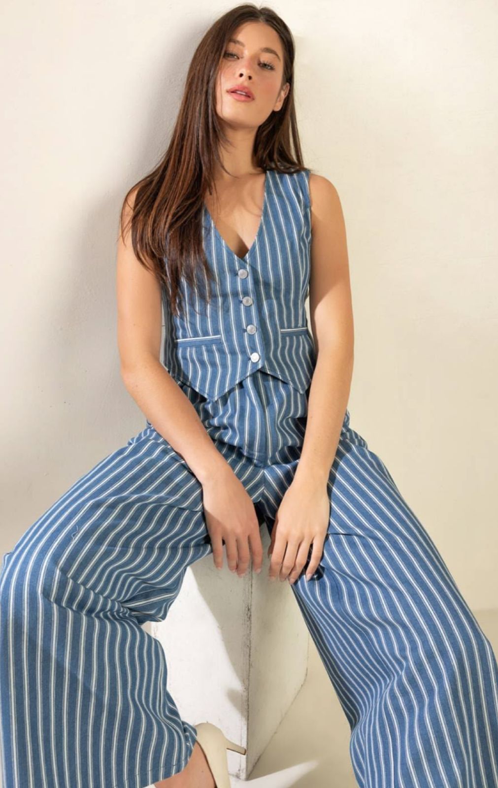 Effortless elegance in every set.
Striped suit designed to move with your style.