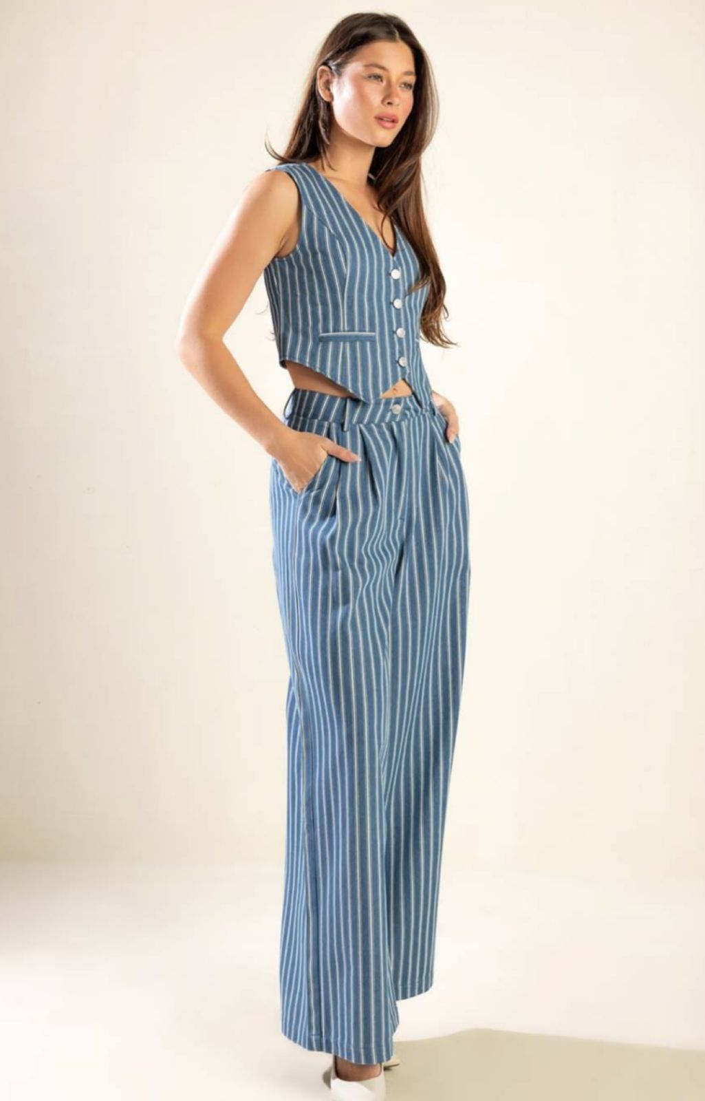Effortless elegance in every set.
Striped suit designed to move with your style.