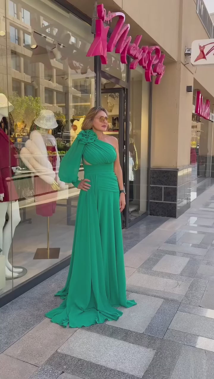 Green Soirée Dress
Bold elegance. Unforgettable presence.
